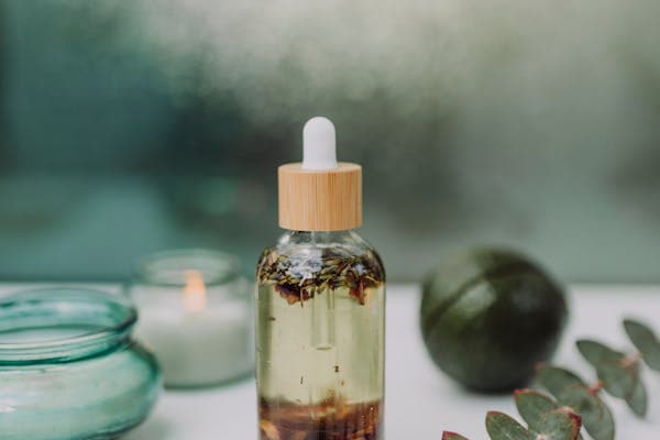 Ravintsara (Cinnamomum camphora ct. 1,8-cinéole) — huile essentielle